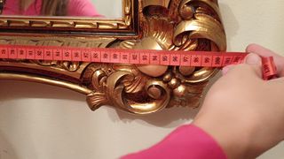 Espejo antiguo con marco dorado tallado