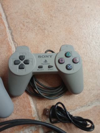 Consola PS1 gris + 2 mandos