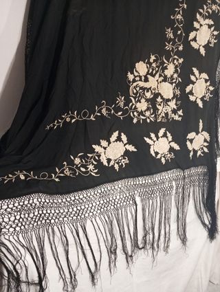 ÚNICO MANTÓN ISABELINO SEDA BORDADA 