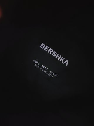 Chaleco acolchado con capucha Bershka negro