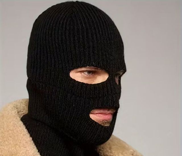 Pasamontañas negro tejido