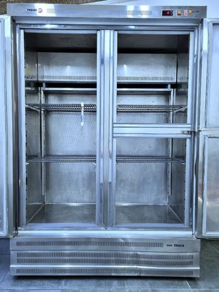 Nevera industrial expositor marca Fagor Seri snack