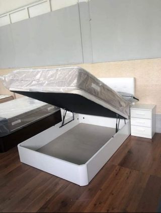 Dormitorio completo: cama, canapé y colchón