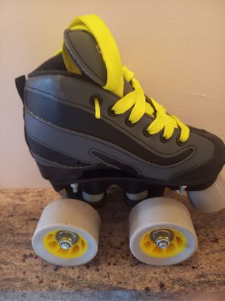 Patines de ruedas grises y amarillos para niños.