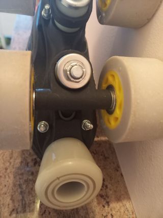 Patines de ruedas grises y amarillos para niños.