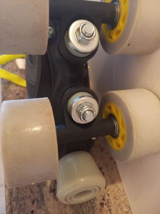 Patines de ruedas grises y amarillos para niños.