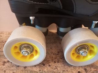 Patines de ruedas grises y amarillos para niños.