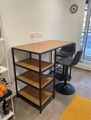 Mesa alta con 2 taburetes