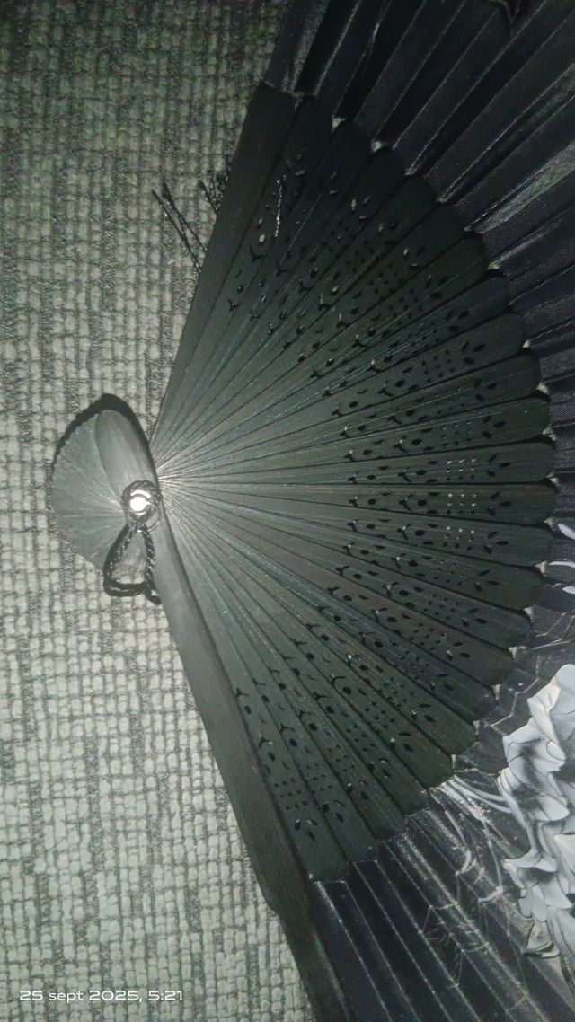 Abanico negro calado flores pintadas