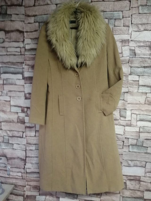 Abrigo largo Trazos beige con cuello de pelo