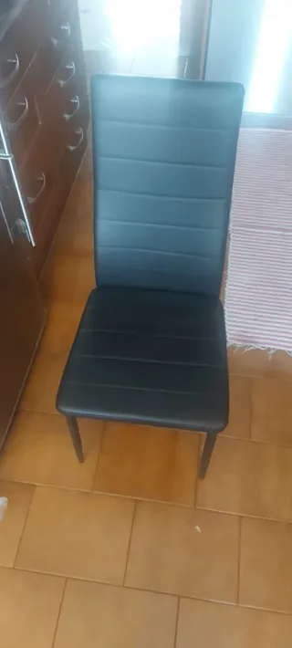 Juego de 2 sillas negras tal como la foto.