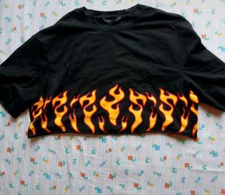 Top crop Shein stampa fuoco Tg L