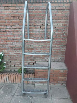 Escalera para piscina de acero inoxidable. 