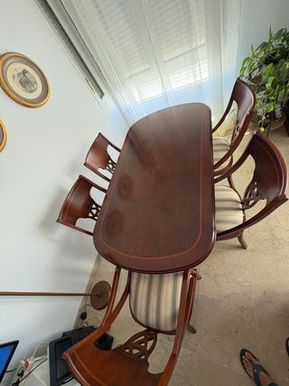 Mesa de comedor de madera con 6 sillas