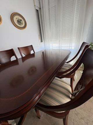 Mesa de comedor de madera con 6 sillas
