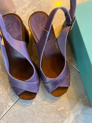 Sandali in legno scamosciato viola