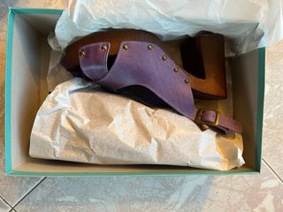 Sandali in legno scamosciato viola