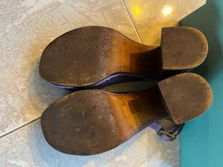 Sandali in legno scamosciato viola