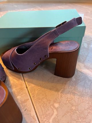 Sandali in legno scamosciato viola