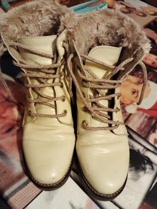 Botas beige con forro de pelo