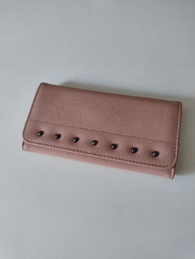 Elegante portafoglio rosa cipria con borchie