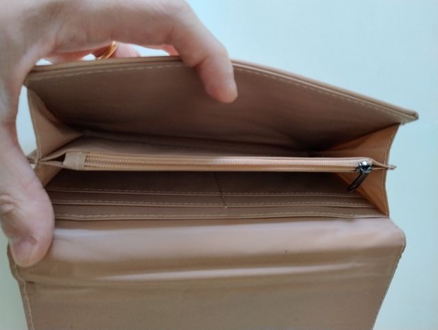 Elegante portafoglio rosa cipria con borchie