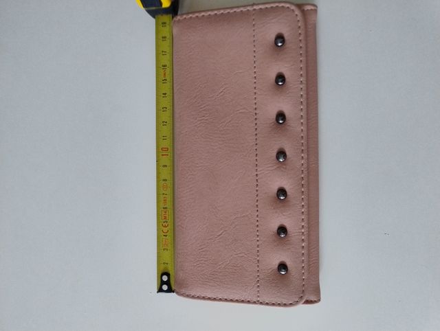 Elegante portafoglio rosa cipria con borchie