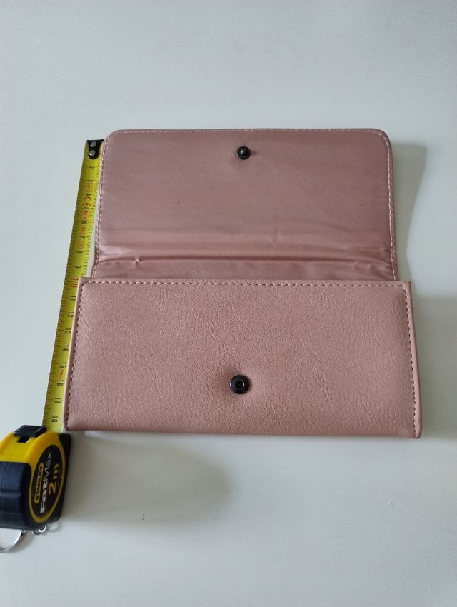 Elegante portafoglio rosa cipria con borchie