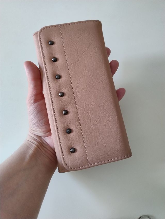 Elegante portafoglio rosa cipria con borchie