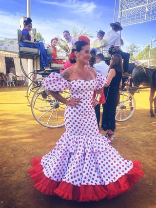 Traje de flamenca blanco lunares rojos