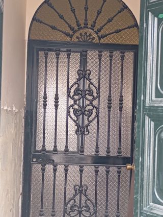 Portón de forja de hierro en muy buen estado