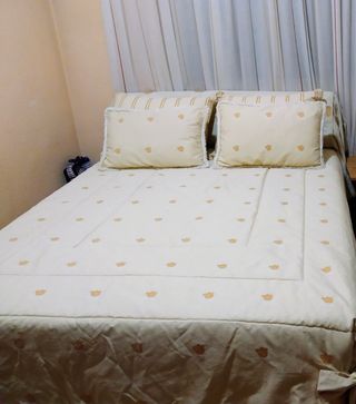 Conjunto de cama beige y amarillo
