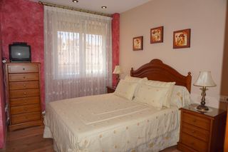Conjunto de cama beige y amarillo