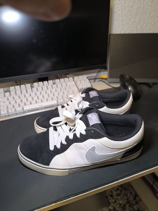 Zapatillas Nike blancas y negras