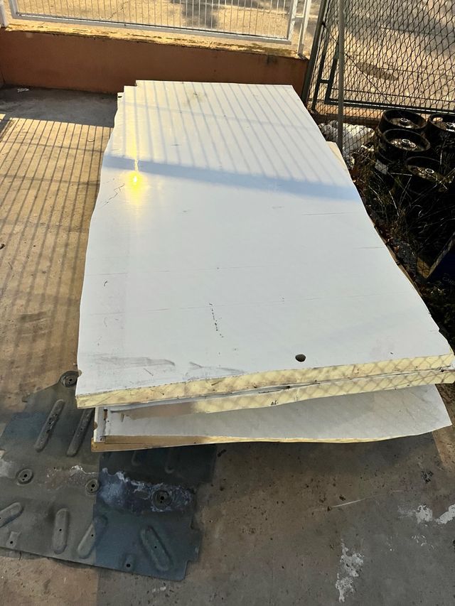 Paneles sándwich aislantes