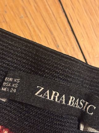Falda Zara plisada roja