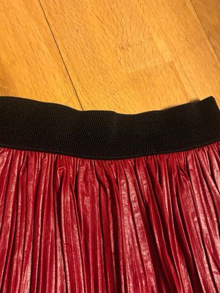 Falda Zara plisada roja