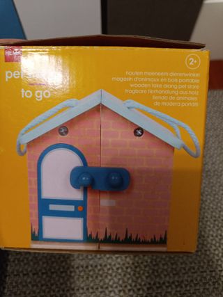 Casita de madera veterinaria con figuras