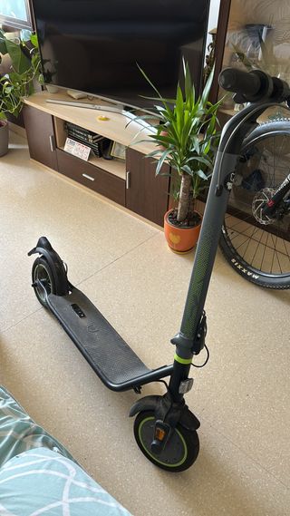 Patinete eléctrico negro