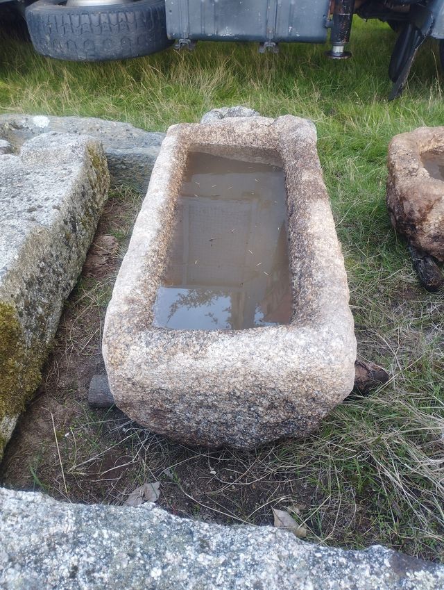 Pila Rústica de Granito 107x48x30