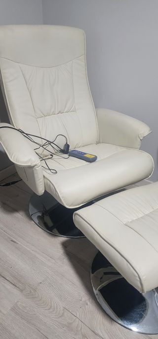 Sillón de masajes blanco y plateado