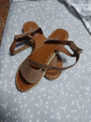 Sandalias marrones talla 42 pero corresponde a 40