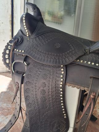 Montura de cuero con tachuelas