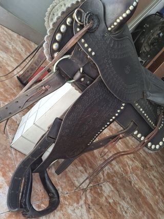 Montura de cuero con tachuelas