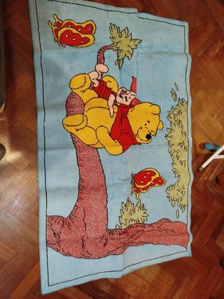 Alfombra Winnie the Pooh azul y roja