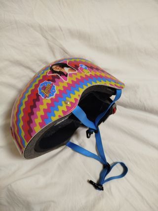 Casco infantil con diseño divertido