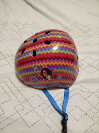 Casco infantil con diseño divertido