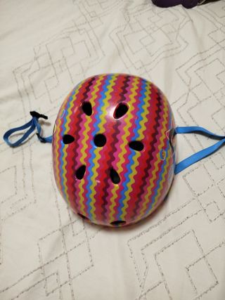 Casco infantil con diseño divertido