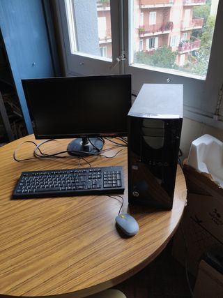 Ordenador de sobrem
esa HP Negro, pantalla y tecla