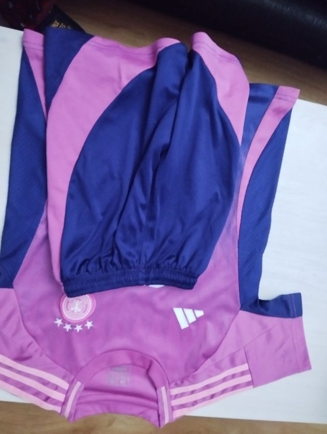 Camiseta de fútbol rosa y azul